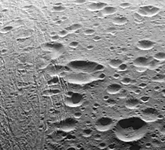 Кратер Джюльнара (в центре), снятый космической станцией Кассини-Гюйгенс