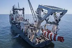 Экипаж спасательного судна СС-750 (до сентября 1995 года — КИЛ-140) проекта 141С отрабатывает спуск СГА АС-26 «Приз» проекта 18551 (342-й аварийно-спасательный отряд ДКБФ) — тренировка по оказанию помощи аварийной подлодке, лежащей на грунте; Балтийское море, 2020 год.