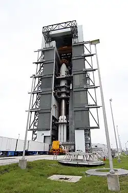 «Атлас V» в ангаре вертикальной сборки