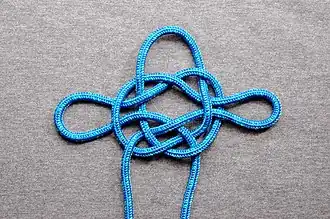 Топовый узелУ. на середине троса, оригинальное предназначение остропить временную масть. У. хорошо связывает и предоставляет несколько петель.