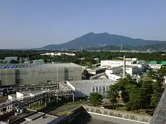 Территория лаборатории на фоне горы Цукуба