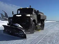 Машина КПМ-130 на уборке аэродрома. На бампере нет аэродромной разметки, так как машина также работает и за пределами аэродрома — на очистке улиц военного городка.