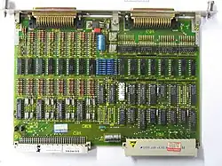 Блок перемычек (синий, в центре) в виде пружинящих проволочные перемычек в виде „крючков“