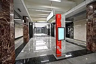 Часть зала с коричневыми колоннами