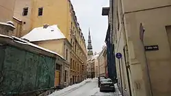 Улица Пейтавас. Вид от улицы Калею.В перспективе улицы — шпиль церкви Св. Петра