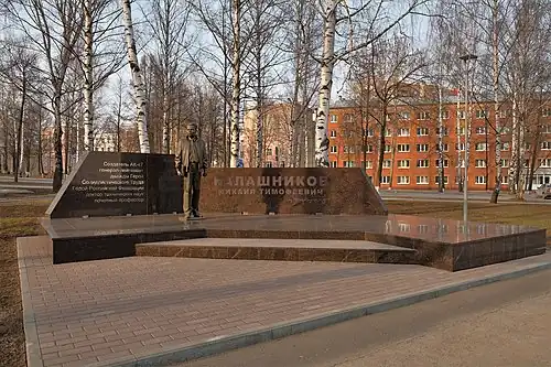 Памятник М. Т. Калашникову около 1-го корпуса