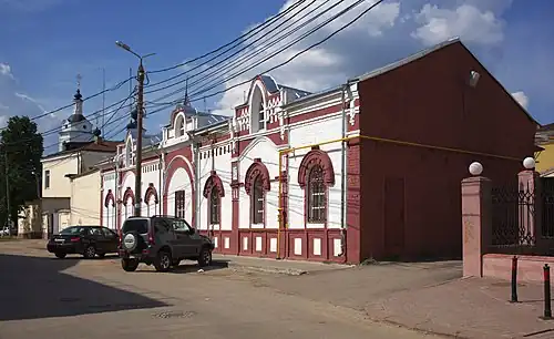 д. 4 — Бывшие конюшни усадьбы Фалеева-Сухозанет