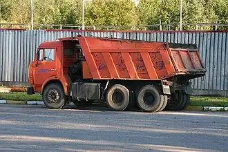 Ранний КАМАЗ-65115 на северо-западе России (вид сзади)