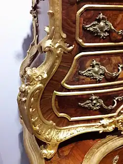 Kомод с часами. Деталь