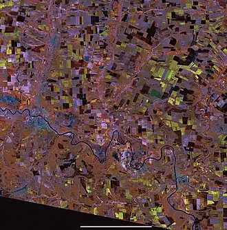 Центр Каменского кратера помечен красной точкой, длина масштабной линейки — 20 км. На изображении структура не просматривается