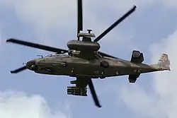 Первый лётный экземпляр Ка-52 (бортовой №&nbsp;061) перед МАКС-2009. ОЭС «Самшит-БМ-1» с&nbsp;верхней поверхности фюзеляжа перенесена вниз&nbsp;— под видоизменённый носовой обтекатель (ТОЭС-520 отсутствует), 16 августа 2009 года.