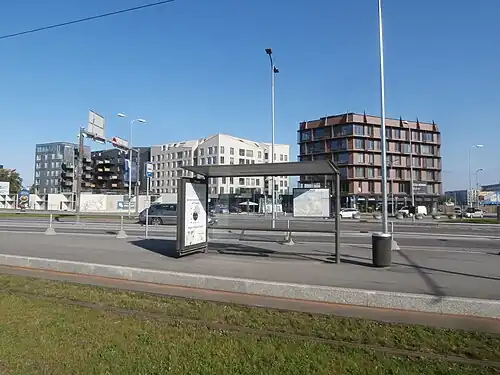 Трамвайная остановка «Kanuti» (на заднем плане — офисно-жилые дома на улице Поорди, построены в 2016–2017 годах)