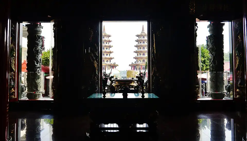 Вид из храма Цице у Лотосового пруда, Гаосюн