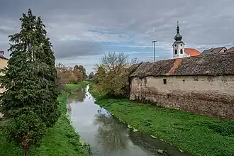 Река Карашица, протекающая через региональный центр Валповштины — город Валпово