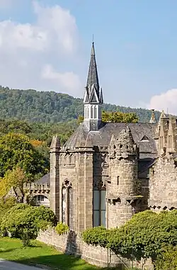 Замковая капелла на фоне гор