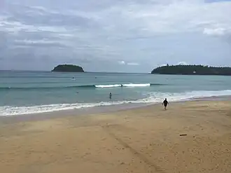 Вид с пляжа Ката на остров Пу