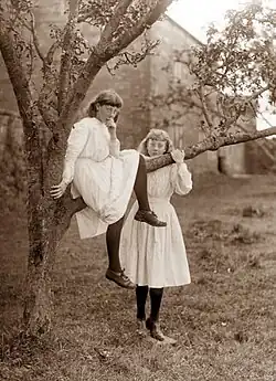 Кэти и Лулу, около 1890