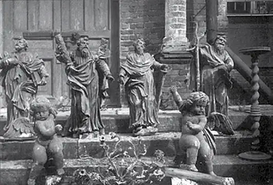 У входа в кирху прихода Каттила. 1910-е годы