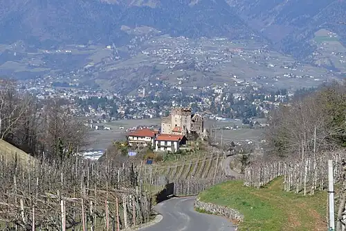 Вид замка на фоне долины