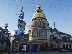 Лицевая сторона комплекса и главный вход в июле 2018 года.