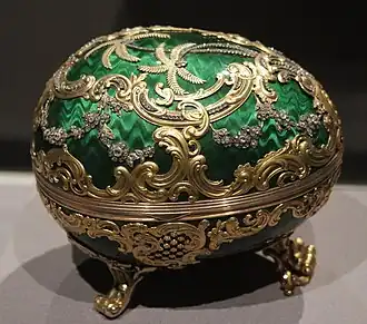 Сюрприз — сердечко с тремя миниатюрами, очень похож на сохранившийся сюрприз из недошедшего «Мальвового» Императорского яйца