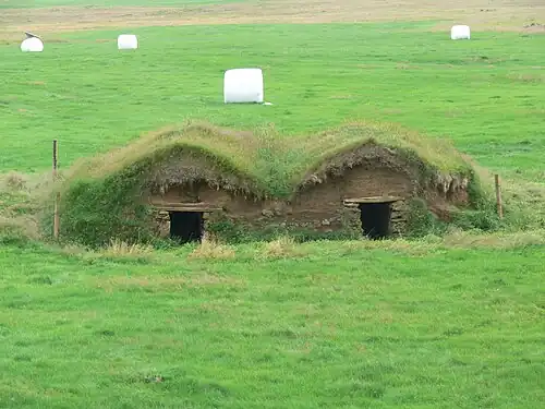 Старые дёрновые дома на ферме в Исландии