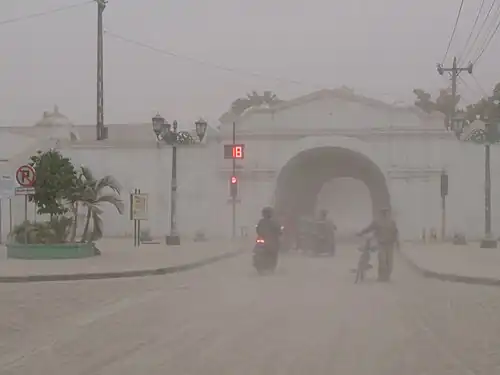 В 2014 году извержение вулкана Келуд в 200 км восточнее города покрыло Джокьякарту слоем пепла