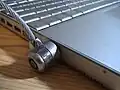 Присоединенный к&nbsp;PowerBook G4 замок