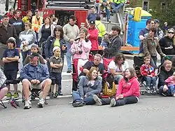 Горожане на «Фестивале цветущих яблонь[англ.]», парад на Гранд-стрит Кентвилла, 2009 год