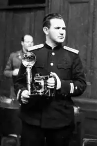 Евгений Халдей возле Германа Геринга на Нюрнбергском процессе (фотография Роберта Капы)