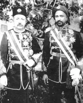 Низам-ус-Салтани (слева)