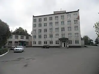 Административное корпус (пятиэтажное здание) и приёмный покой (слева)