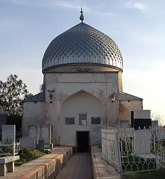 Мавзолей Ходжи Аламбардора и подходящая к нему кладбищенская аллея