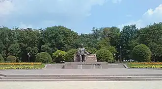 Памятник М. Рыльскому, главный вход в Голосеевский парк