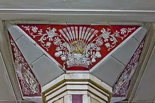 Капитель колонны в вестибюле