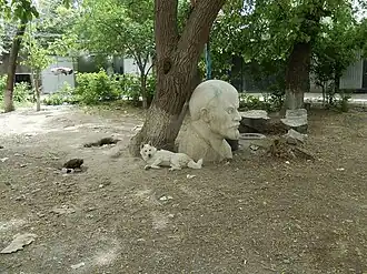 Двор улицы Киевян, 8 (автор скульптуры – Гамлет Матинян)