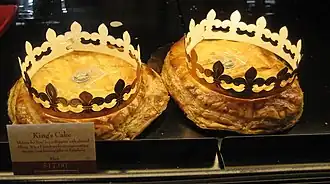 Французский пирог волхвов, украшенный бумажной короной