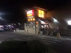 Парковка перед супермаркетом Kings Soopers, на которой был открыт огонь