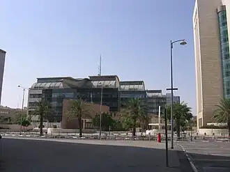 Торгово-офисный центр «Кирьят-ха-Мемшала» (справа&nbsp;— здание суда)