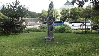 Горка поцелуев. В центре — скульптура «Миг до поцелуя»