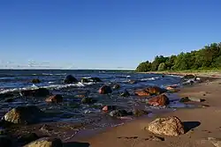 Каменистое побережье в деревне Тситре