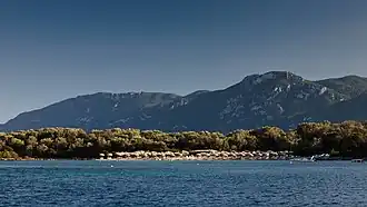 Вид гор с залива