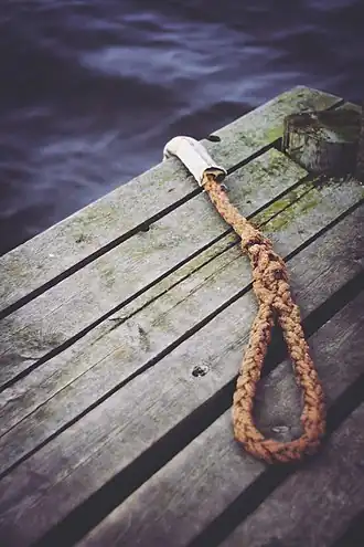 Швартовый канат, срощенный так, что образует петлю на конце — огон — более прочен, чем любой петлевой узел