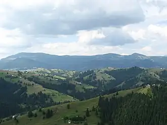 Вид на хребет Кринта-Скупова (слева гора Скупова).