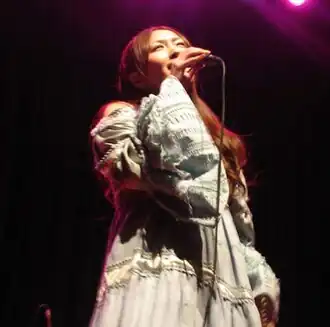 Kokia на концерте в Париже, 2008 г.