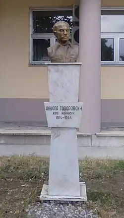 Бюст Коле Канински перед двором в Битоле