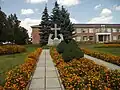 Памятник у школы