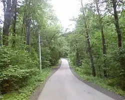 Крутая горка по пути от станции к побережью