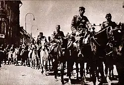 Кавалерийский дивизион 12-й Славонской дивизии проходит через освобождённый Марибор, май 1945 года