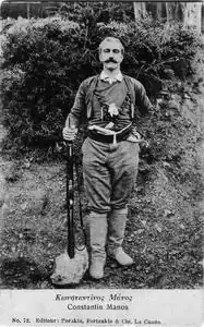 Константинос Манос в одежде критянина.